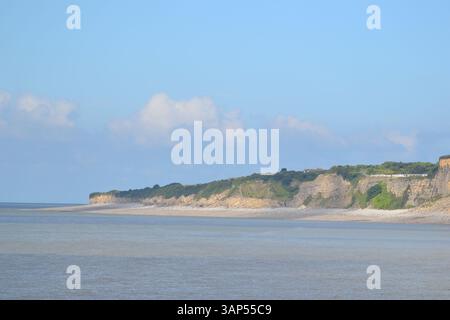 Une vue le long de la côte de Cold Knap, Barry vers Rhoose point sur le canal de Bristol au pays de Galles Banque D'Images