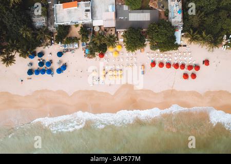 Vue aérienne de haut en bas de parasols colorés de soleil sur la plage près de l'océan Indien à Mirissa, Sri Lanka. Banque D'Images
