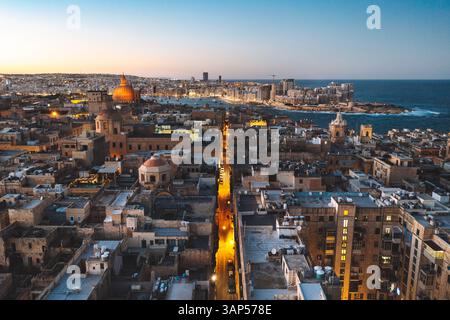 Vue aérienne de la Valette et Sliema dans la lumière du soir, Malte. Banque D'Images