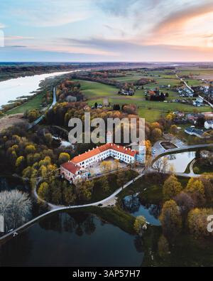 Vue aérienne du château de Panemune près de la rivière Neman dans le district de Jurbarkas, Skirsnemune, Lituanie. Banque D'Images