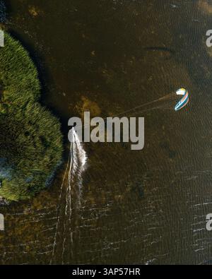 Vue aérienne du kitesurf individuel dans le lagon de Curonian en Lituanie. Banque D'Images