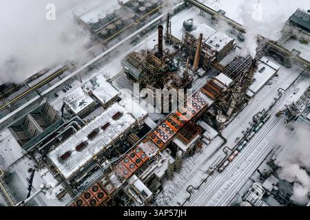 Vue aérienne de l'usine de production chimique en hiver, Kaunas, Lituanie. Banque D'Images