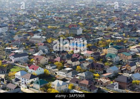 Vue aérienne de beau paysage urbain avec toits et bâtiments résidentiels, Makhachkala, république du Daghestan, Russie. Banque D'Images