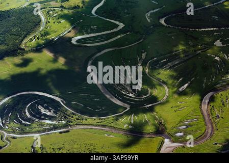 Vue aérienne d'une belle rivière serpentine serpentant à travers une vallée verdoyante, Oblast d'Omsk, Russie. Banque D'Images