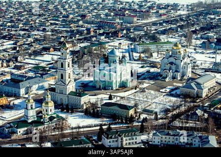 Vue aérienne du couvent de Diveyevo et du monastère de Diveyevo entouré d'un paysage enneigé, Diveyevo, Russie. Banque D'Images
