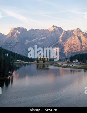 Vue aérienne du serein lac Misurina entouré de majestueuses Dolomites au coucher du soleil, Auronzo di Cadore, Italie. Banque D'Images