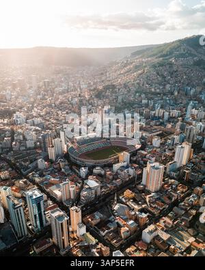 Vue aérienne par drone de la ville de la Paz et du stade de football Hernando Siles à la Paz, Bolivie. Banque D'Images