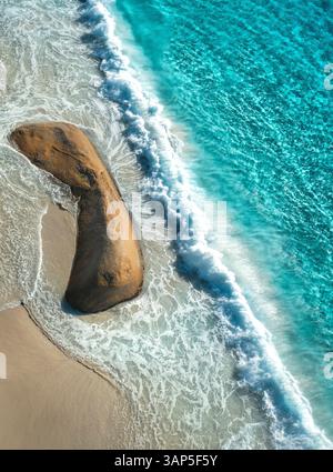 Vue aérienne d'un rocher sur Nanarup Little Beach, Albany, Australie occidentale, Australie. Banque D'Images