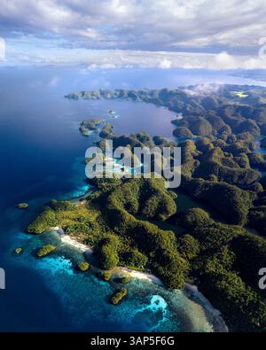 Vue aérienne de Bucas Grande, une grande île avec des baies pittoresques et une crique avec des lagons, des formations rocheuses et des grottes calcaires, Philippines. Banque D'Images