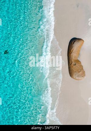 Vue aérienne d'un rocher sur Nanarup Little Beach, Albany, Australie occidentale, Australie. Banque D'Images
