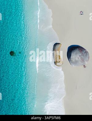 Vue aérienne d'un rocher sur Nanarup Little Beach, Albany, Australie occidentale, Australie. Banque D'Images