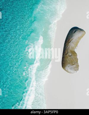 Vue aérienne d'un rocher sur Nanarup Little Beach, Albany, Australie occidentale, Australie. Banque D'Images