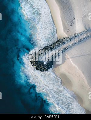 Vue aérienne d'un quai brise-lames sur Nanarup Little Beach, Albany, Australie occidentale, Australie. Banque D'Images