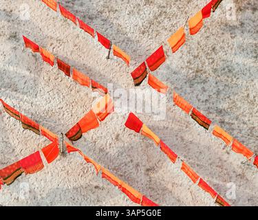 Vue aérienne de tissus de batik vibrants avec des motifs et des textures colorés, Dhaka, Dhaka, Bangladesh. Banque D'Images