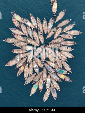 Vue aérienne d'un groupe serein de bateaux en bois sur l'eau tranquille, Dhaka, Dhaka, Bangladesh. Banque D'Images
