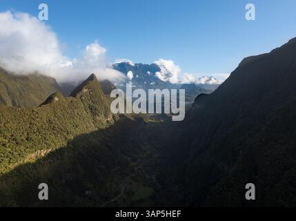 Vue aérienne du canyon accidenté du Cirque de Salazie avec une végétation luxuriante et des pics volcaniques, Salazie, Réunion. Banque D'Images