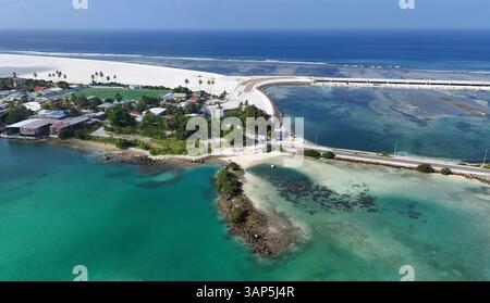 Vue aérienne du projet de remise en état avec maisons, sable et pont, Maradhoo, Atoll Addu, Maldives. Banque D'Images