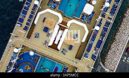 Split, Croatie - 16 avril 2024 : vue aérienne de la ville côtière urbaine Split, Croatie. Banque D'Images