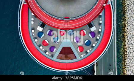 Split, Croatie - 16 avril 2024 : vue aérienne de beaux motifs naturels au-dessus de la mer, Split-Dalmatie, Croatie. Banque D'Images