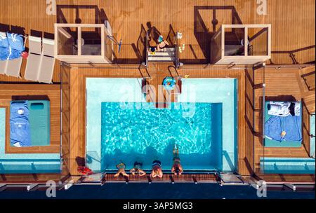 Split, Croatie - 16 avril 2024 : vue aérienne de la piscine sur un bateau de croisière, Split, Split-Dalmatie, Croatie. Banque D'Images