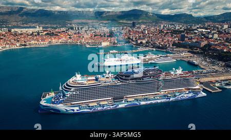 Split, Croatie - 16 avril 2024 : vue aérienne de la belle baie avec bateau de croisière, Split-Dalmatie, Croatie. Banque D'Images