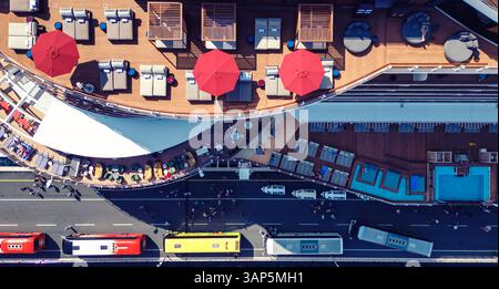 Split, Croatie - 16 avril 2024 : vue aérienne du marché urbain vendant de la nourriture à Split, Split-Dalmatie, Croatie. Banque D'Images