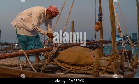 Doha, Qatar - 14 décembre 2024 : le festival traditionnel de bateau en boutre à Katara Beach présente le patrimoine qatari à travers des expositions sur la pêche traditionnelle et Banque D'Images