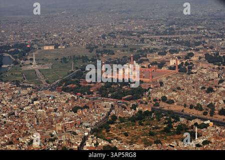 Vue aérienne du paysage urbain animé avec l'emblématique mosquée Badshahi et le paysage urbain tentaculaire, Lahore, Pakistan. Banque D'Images