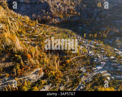 Vue aérienne de la pittoresque vallée de Hunza avec feuillage d'automne coloré et montagnes majestueuses, Karimabad, Gilgit-Baltistan, Pakistan. Banque D'Images