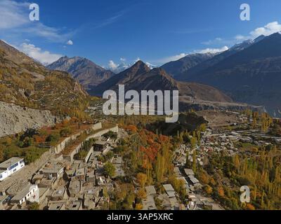 Vue aérienne de la vallée de Hunza avec des montagnes majestueuses et village pittoresque, Karimabad, Gilgit-Baltistan, Pakistan. Banque D'Images