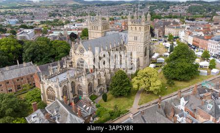 Vue aérienne de la cathédrale d'exeter et de la ville historique entourée de verdure, exeter, Royaume-uni. Banque D'Images