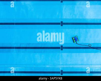 Vue aérienne des piscines publiques propres et rafraîchissantes avec un design minimaliste, mariage, Allemagne. Banque D'Images