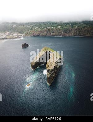 Vue aérienne d'une petite île au large de l'île de Sao Miguel au milieu de l'océan Atlantique, archipels des Açores, Portugal. Banque D'Images