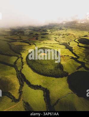 Vue aérienne d'un pic volcan avec cratère sur l'île de Pico lors d'une journée brumeuse, archipels des Açores, Portugal. Banque D'Images