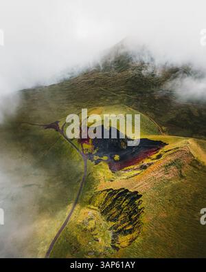 Vue aérienne d'une petite route conduisant près de deux cratères volcans sur l'île de Pico, archipel des Açores, Portugal. Banque D'Images