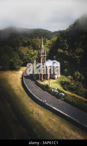 Vue aérienne d'une petite église le long de la route dans l'île de Sao Miguel, archipel des Açores, Portugal. Banque D'Images