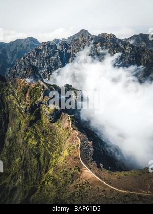 Vue aérienne du sentier escarpé allant à la montagne de pic Pico Areeiro, île de Madère, Portugal. Banque D'Images