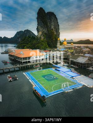 Vue aérienne du terrain de football dans la baie de Koh Panyee en Thaïlande. Banque D'Images