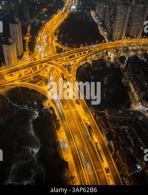 Vue aérienne de Yan une route surélevée à Shanghai la nuit, Chine. Banque D'Images