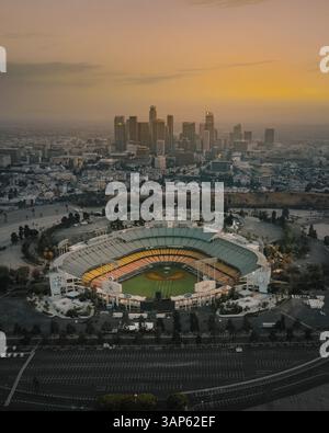 Los Angeles, États-Unis - 30 juillet 2018 : vue aérienne du stade Dodgers pendant le coucher du soleil à Los Angeles, Californie, États-Unis. Banque D'Images