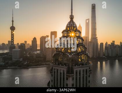 Shanghai, Chine, 17 mai 2017 : vue aérienne de Shanghai au coucher du soleil avec la rivière Huangpu au premier plan, district de Huangpu, Shanghai, Chine. Banque D'Images