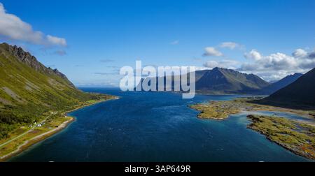 Vue aérienne d'un paysage marin à couper le souffle avec des fjords majestueux et des montagnes sereines, îles Lofoten, Norvège. Banque D'Images