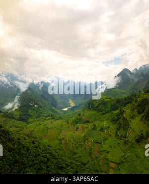 Vue aérienne de la vallée luxuriante et de la rivière dans tu San Canyon, rivière Nho que, Meo Vac, Ha Giang, Vietnam. Banque D'Images
