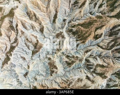 Vue aérienne du magnifique désert de tabernas avec un terrain accidenté et des formations rocheuses spectaculaires, Tabernas, Almeria, Espagne. Banque D'Images