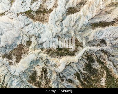Vue aérienne du désert de tabernas avec un terrain accidenté et des collines arides, Tabernas, Almeria, Espagne. Banque D'Images