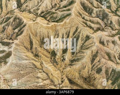 Vue aérienne du désert de tabernas avec un terrain accidenté et des formations rocheuses, Tabernas, Almeria, Espagne. Banque D'Images