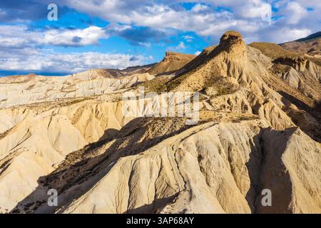 Vue aérienne du vaste et aride désert de Tabernas avec des formations rocheuses spectaculaires et des montagnes escarpées, Tabernas, provincia de Almeria, Espagne. Banque D'Images