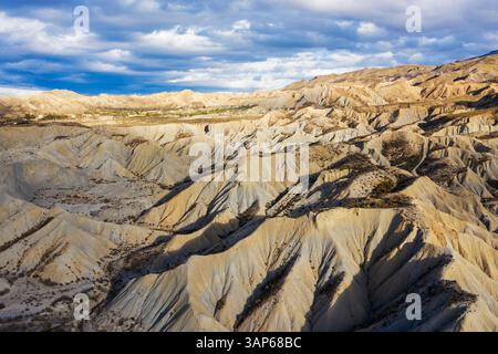 Vue aérienne du désert de Tabernas avec des montagnes escarpées et un vaste terrain aride, Tabernas, provincia de Almeria, Espagne. Banque D'Images