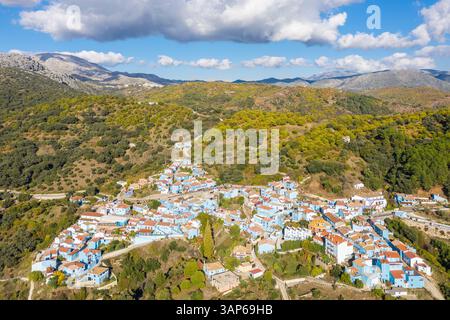 Vue aérienne du village de Júzcar au-dessus de la vallée de la rivière Genal, Serranía de Ronda, province de Málaga, Andalousie, Espagne. Banque D'Images