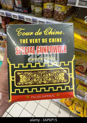 Gros plan d'une boîte de 500 g de thé vert spécial Tour de Chine Gunpowder tenue par un client dans une allée de supermarché - FORBACH, FRANCE - 12 AVRIL 2025 Banque D'Images